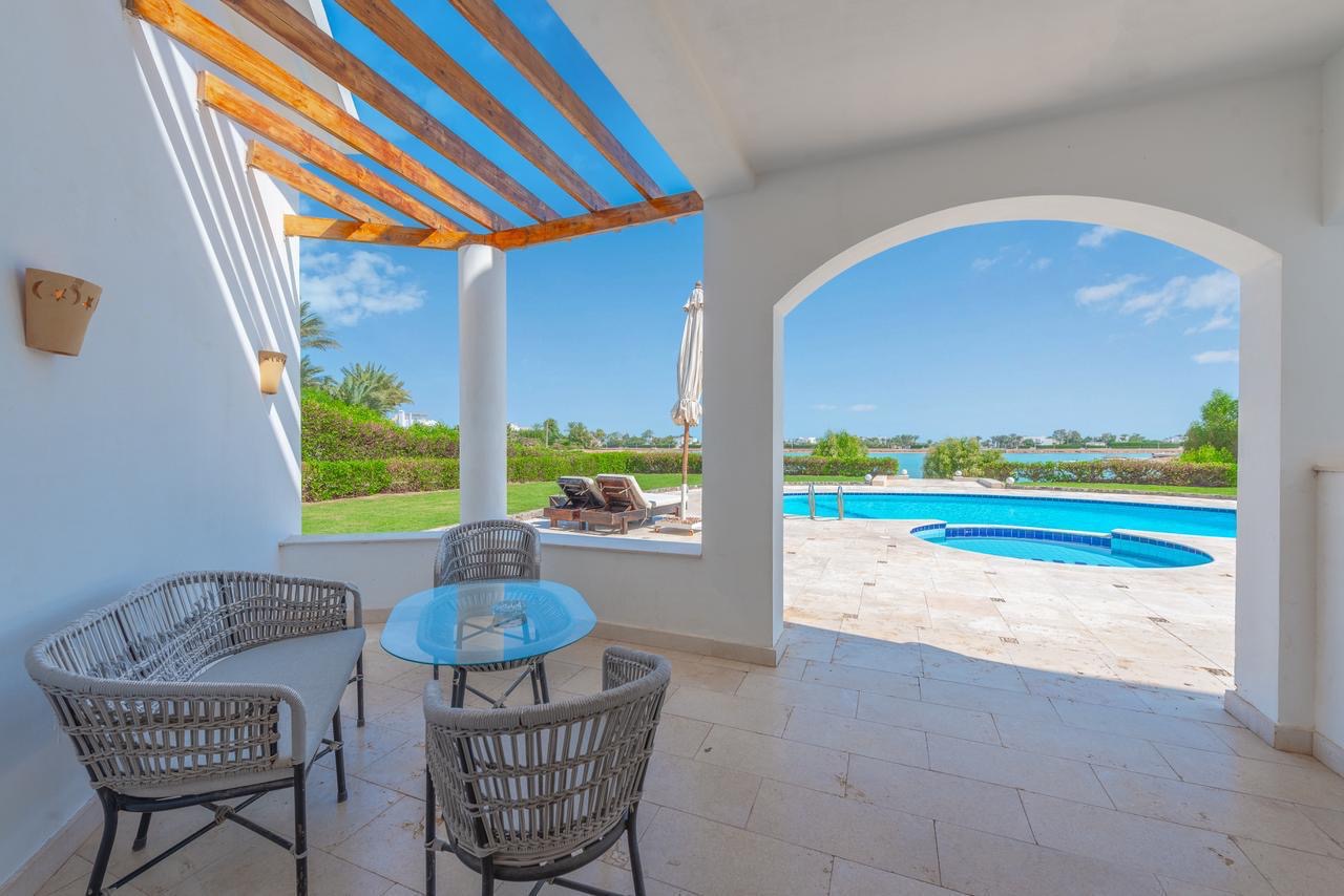 Phase 4 v36 - white villa - 4 BR — photo 3